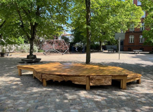 Schülerprojekt Outdoor-Bühne mit Sitzgelegenheiten