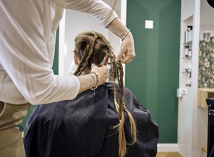 Haarspendehelden, verwandeln Haar & Geldspenden in Perücken für Kinder