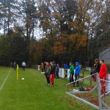 Überdachte Trainerbänke am Sportplatz Kirchwalsede