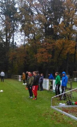 Überdachte Trainerbänke am Sportplatz Kirchwalsede