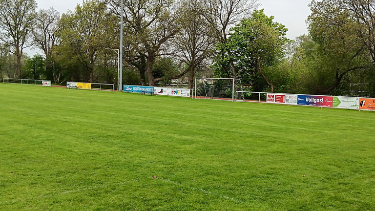 Für unseren Sportplatz wollen wir 2 Spielerkabinen anschaffen.