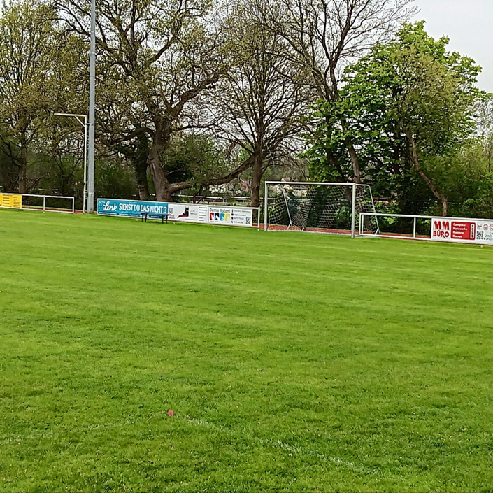 Für unseren Sportplatz wollen wir 2 Spielerkabinen anschaffen.
