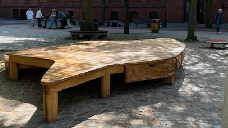 Schülerprojekt Outdoor-Bühne mit Sitzgelegenheiten