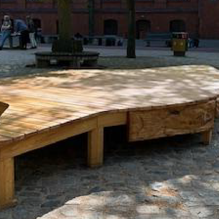 Schülerprojekt Outdoor-Bühne mit Sitzgelegenheiten