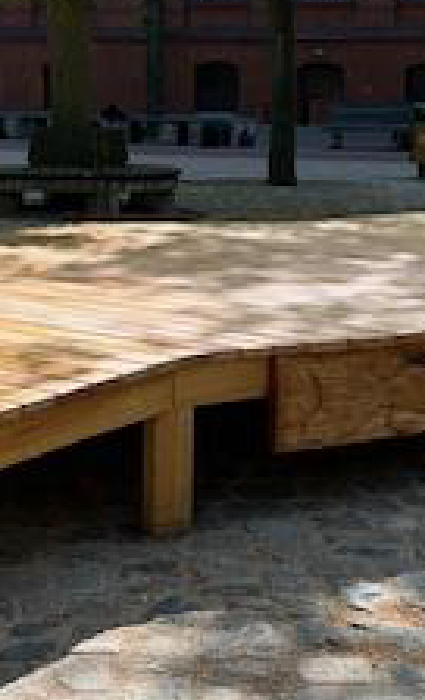 Schülerprojekt Outdoor-Bühne mit Sitzgelegenheiten