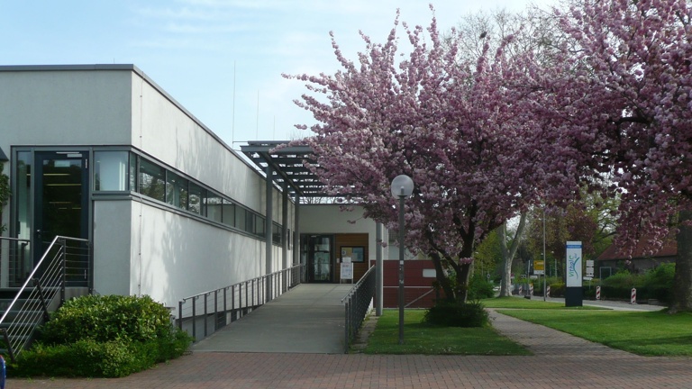 Volksbank: Defibrillatoren an öffentl. Orten in Emmerthal