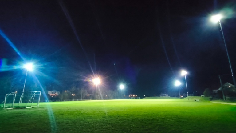 Erneuerung der Flutlichtanlage und Umstellung auf energiesparende LED