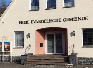 Erneuerung der Gebäudefassade und Eingangstreppe des Gemeindehauses