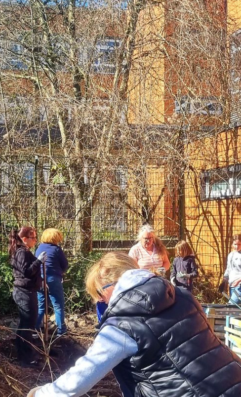 KlimaRetter wünschen sich neues Leben für den Schulgarten am GiL!