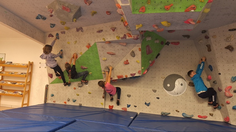 Neue Matten für den Boulderraum der JDAV Nördlingen
