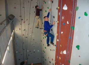 Neue Klettergriffe für den Kletterturm Sinbronn