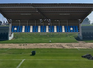 Barrierefreie Tribüne mit Überdachung