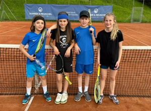 Neues Equipment für unseren Tennisnachwuchs