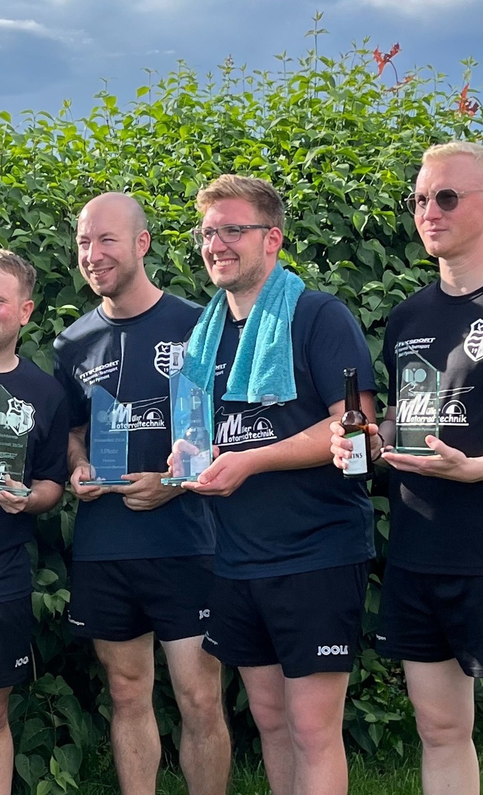 Volksbank und Stadtwerke: Trainingsanzüge für die Tischtennis-Sparte