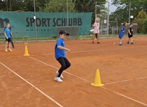 Neues Equipment für unseren Tennisnachwuchs