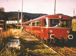 Eisenbahntriebwagen und Gestaltung Viadukt in der Erlacher Au