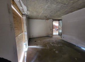 Tisch und Stühle für den Kleingruppenraum in der umgebauten Kirche