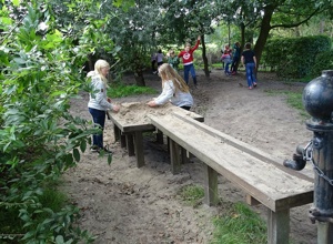 Eine Pumpe für den Matschtisch, Grundschule Heide