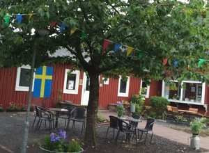 Sitzbänke für den Mötesplats im Schwedenheim