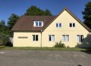 Sitzbänke für den Mötesplats im Schwedenheim