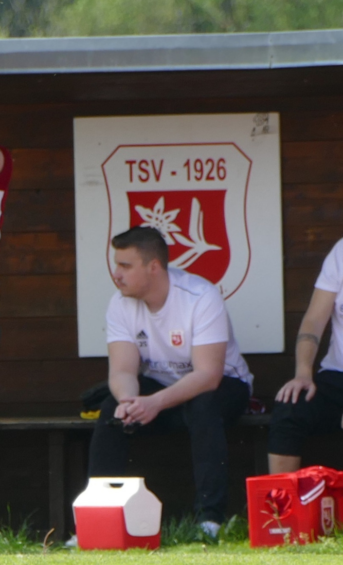 Neue Moderne Trainerbänke für den TSV 1926 Königsdorf Sportplatz