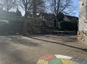 Sitzmöglichkeiten als Ruheoasen auf dem Schulhof