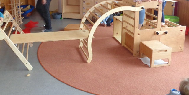Pikler Möbel für die Kinder in der Kita Töpen