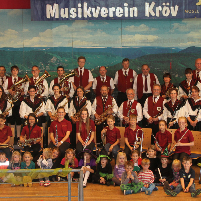 Neue Uniform zum Jubiläum des Musikvereins Kröv