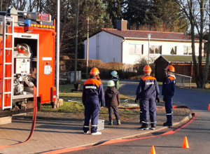 Ein Faltpavillon mit Aufdruck Kinder- und Jugendfeuerwehr Krössuln.