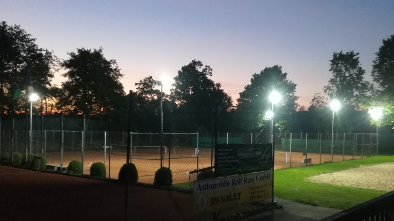 LED-Beleuchtung für Ganzjahres-Tennisplätze