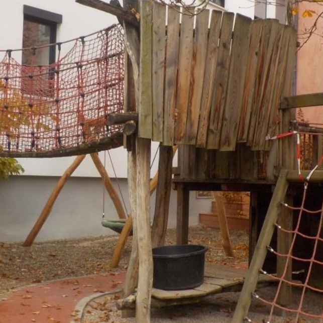 Eine neue Holzritterburg für die Kita St. Stephan