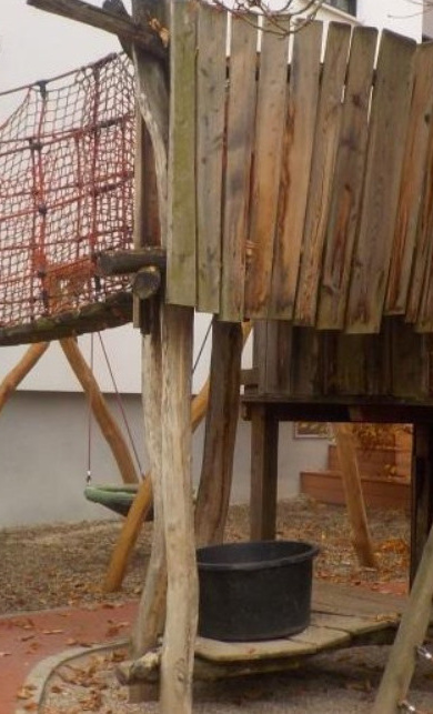 Eine neue Holzritterburg für die Kita St. Stephan