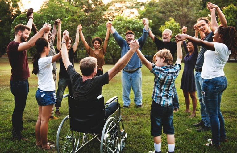 Die Plattform „Viele schaffen mehr“ hat über 100 Millionen Euro für gemeinnützige Projekte gesammelt. Viele Menschen haben gemeinsam geholfen. Dadurch konnten mehr als 17.000 Projekte umgesetzt werden