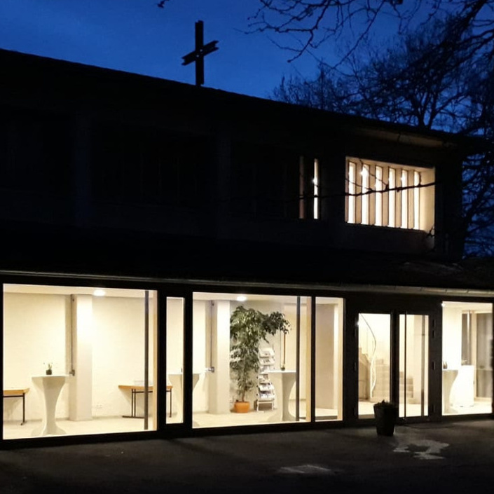 Neue Bezüge für die Stühle in der Friedenskirche