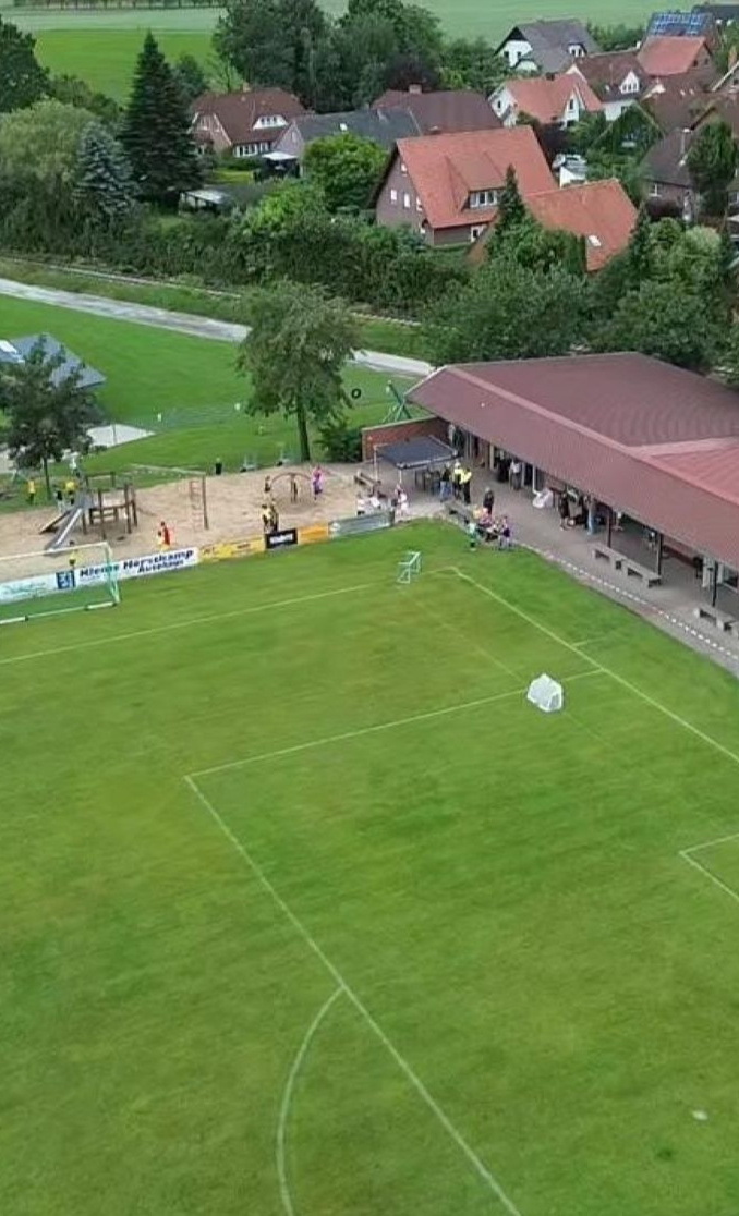 Neuer Rasenmäher zur Pflege der Fußballplätze