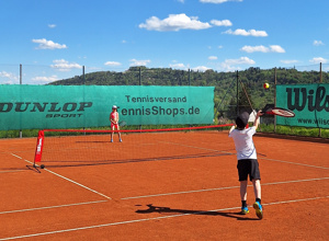 Neues Equipment für unseren Tennisnachwuchs