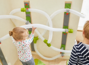 Veränderbare Kugelbahn für die Kinder der Kita Moorkamp Dülmen