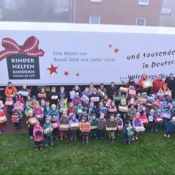 Weihnachtspäckchenkonvoi: Kinder helfen Kindern