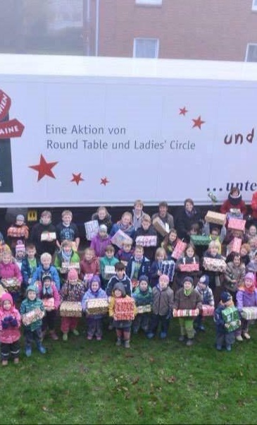 Weihnachtspäckchenkonvoi: Kinder helfen Kindern