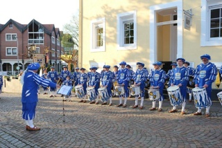 Eine blau-weiß-geflammte Landsknechtstrommel