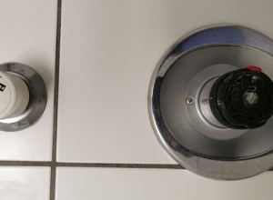 Neue Duschen in den Umkleidekabinen