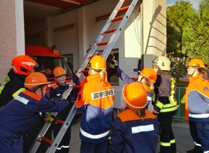 Ein Faltpavillon mit Aufdruck Kinder- und Jugendfeuerwehr Krössuln.