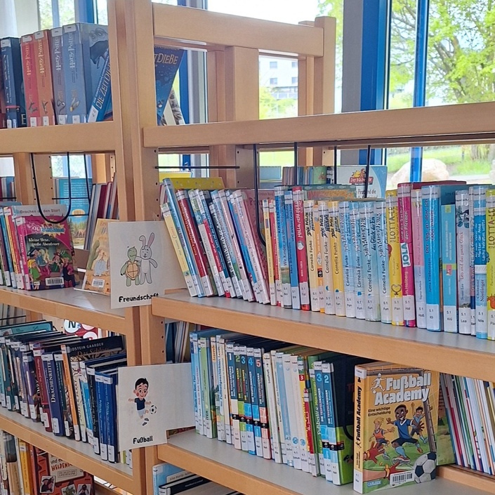 Neue Bücher für die Schulbibliothek der Grundschule an der Lahnaue