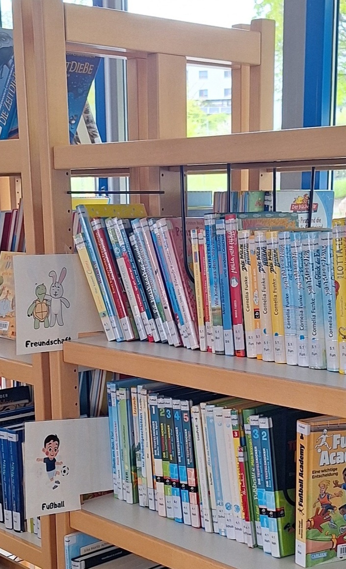 Neue Bücher für die Schulbibliothek der Grundschule an der Lahnaue