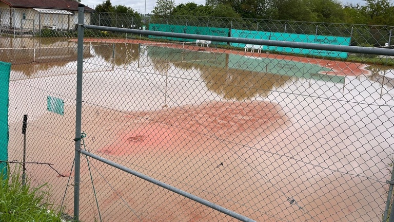 Überflutet - Instandsetzung Tennisplätze TCW