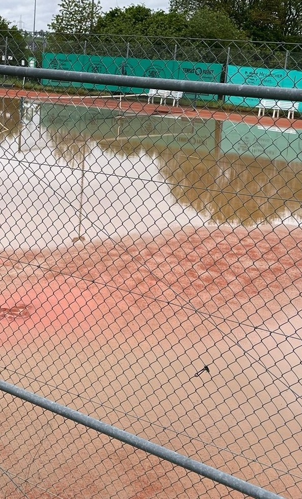 Überflutet - Instandsetzung Tennisplätze TCW
