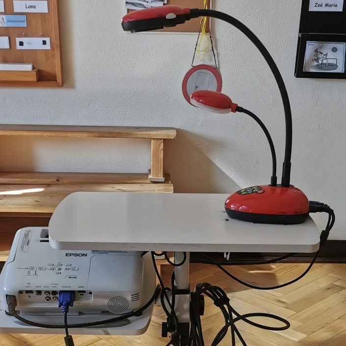 Dokumentenkameras mit Beamer sowie Beamertisch