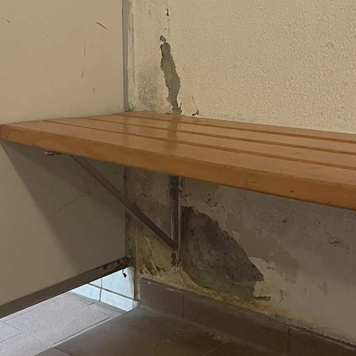 Wasserschaden in den Umkleidekabinen