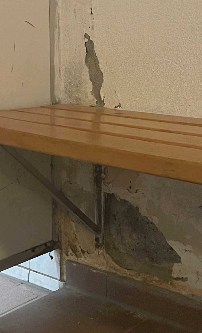 Wasserschaden in den Umkleidekabinen
