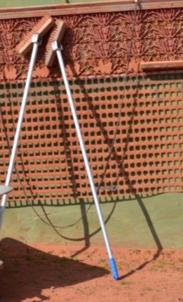 Pflegegeräte für Jugendtennisplatz